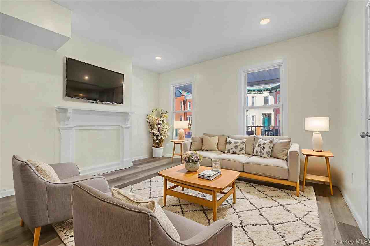 61 Carson Ave - Photo 3 of 12