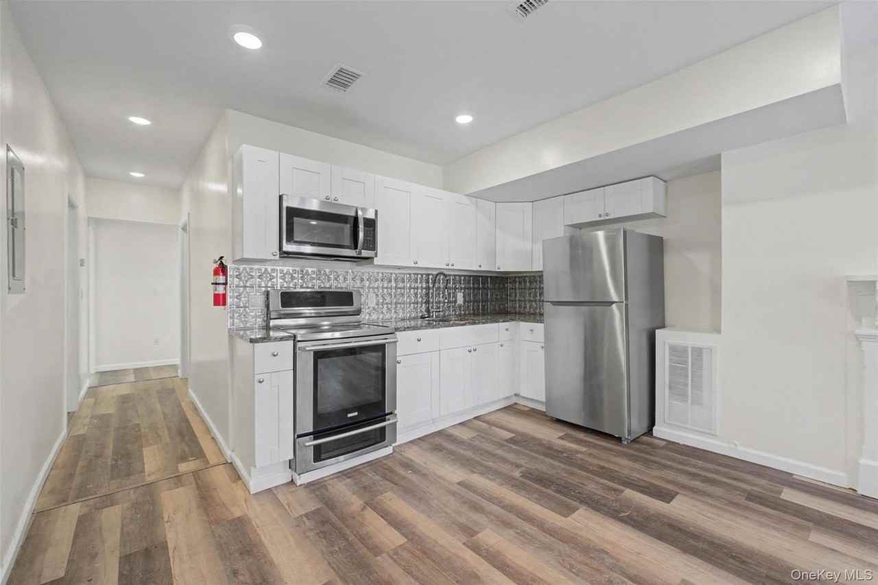 61 Carson Ave - Photo 4 of 12