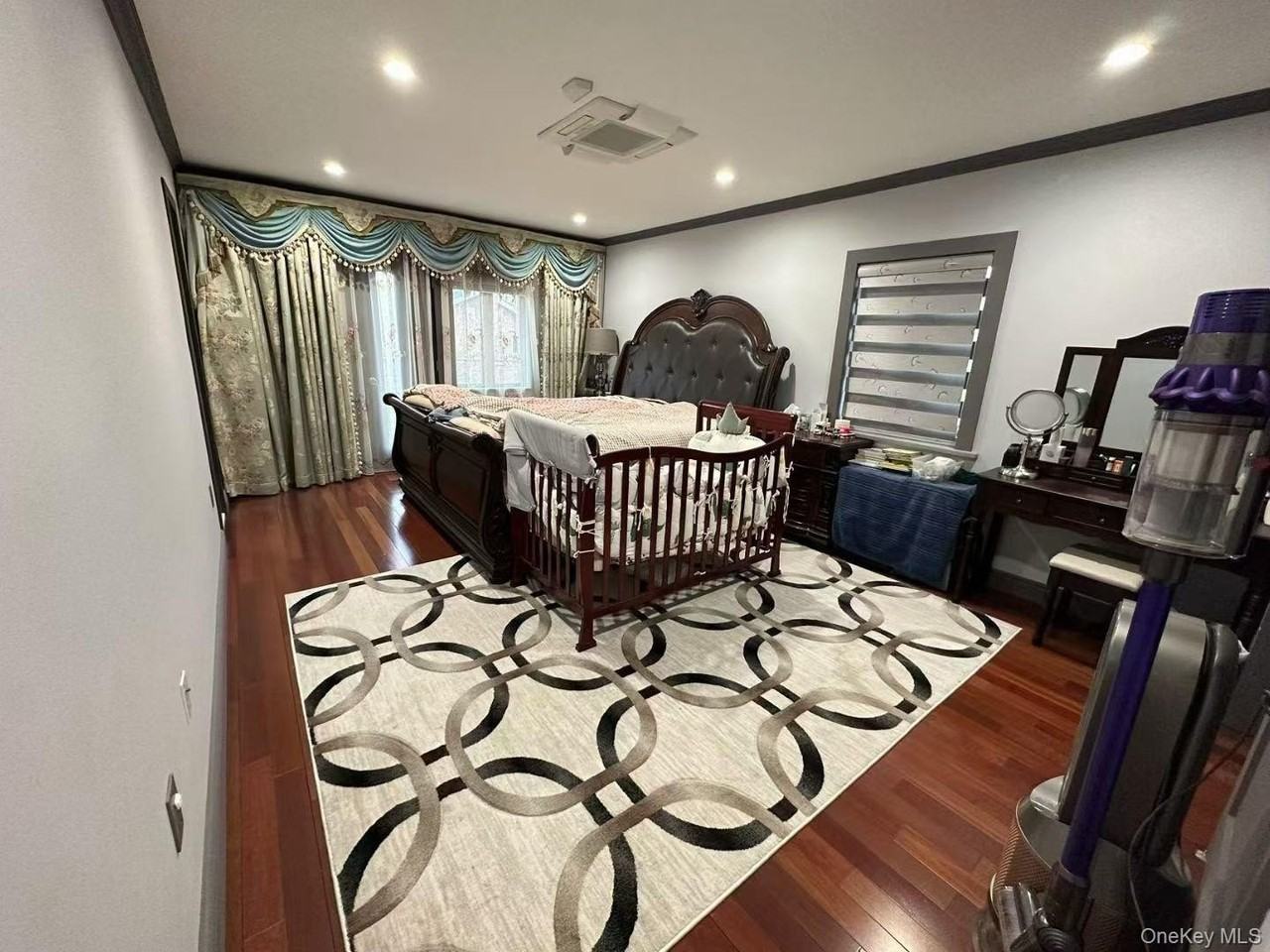 5027 175th St - Photo 5 of 10