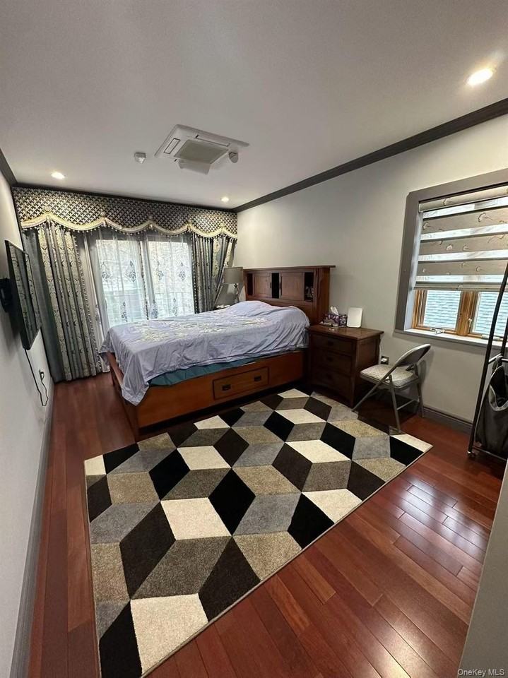 5027 175th St - Photo 6 of 10