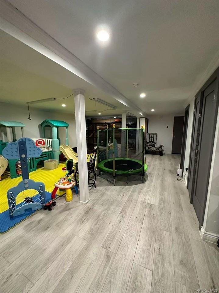 5027 175th St - Photo 7 of 10