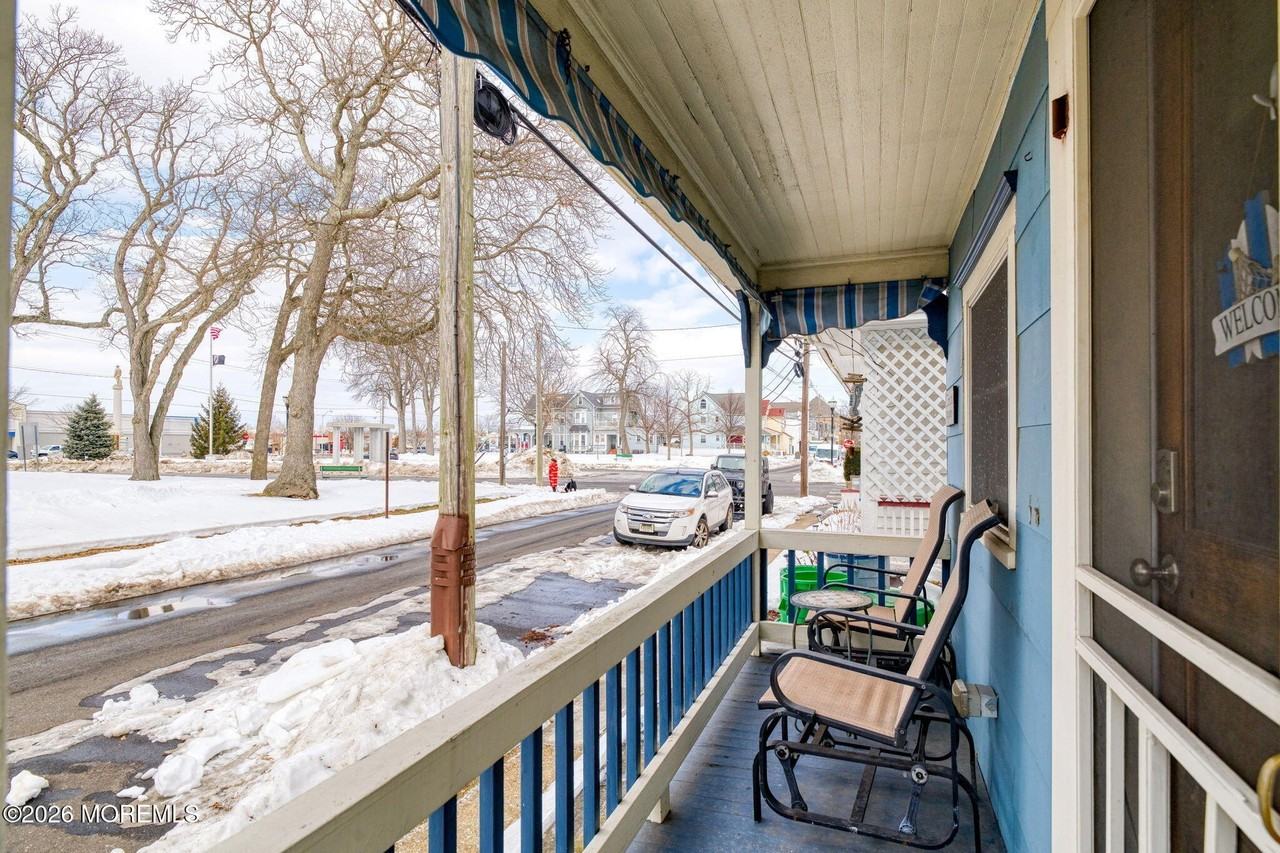 127 Lawrence Ave - Photo 4 of 19