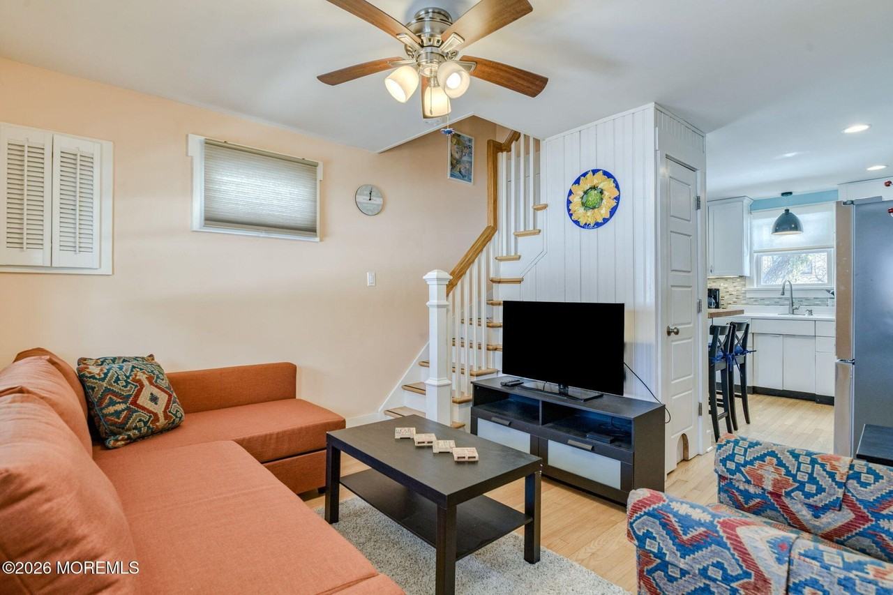 127 Lawrence Ave - Photo 5 of 19