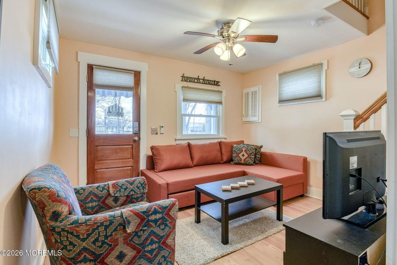 127 Lawrence Ave - Photo 7 of 19