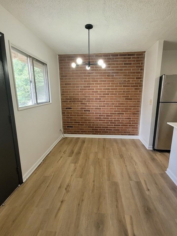 2402 Algonquin Rd Apt 9 #9 - Photo 3 of 20