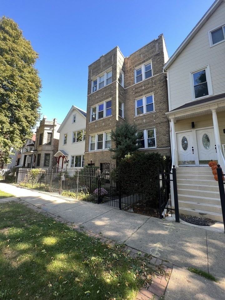 2439 N Francisco Ave Apt 3 #3 - Photo 2 of 14