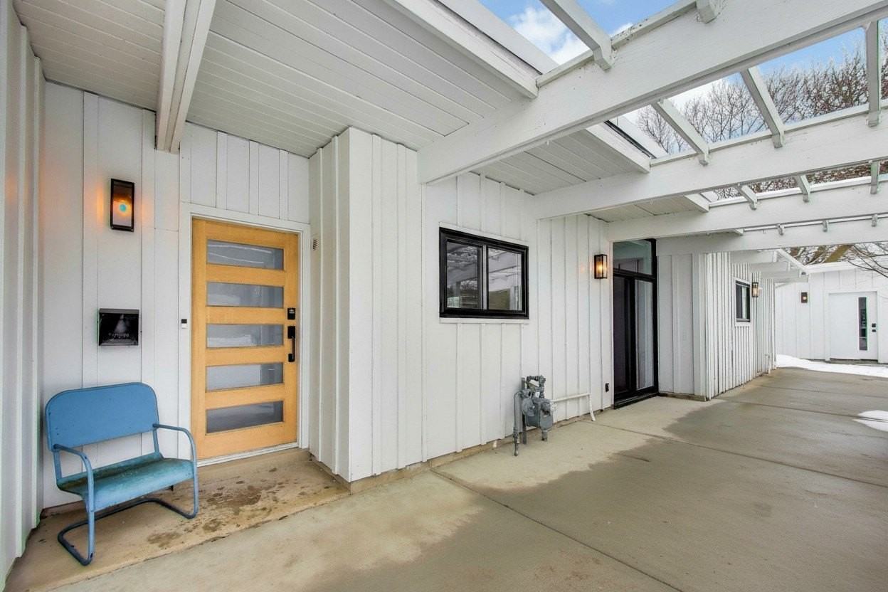 2649 Crawford Ave - Photo 2 of 46