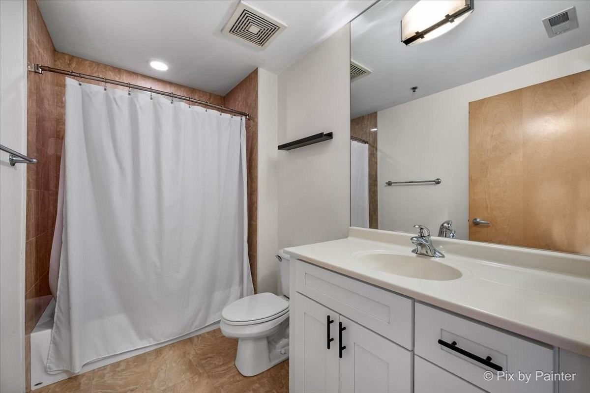 1201 W Adams St Apt 403 #403 - Photo 4 of 28