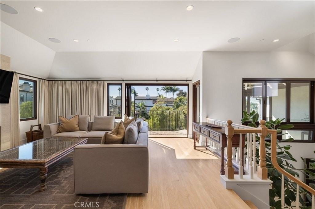 2204 Waterfront Dr - Photo 3 of 28