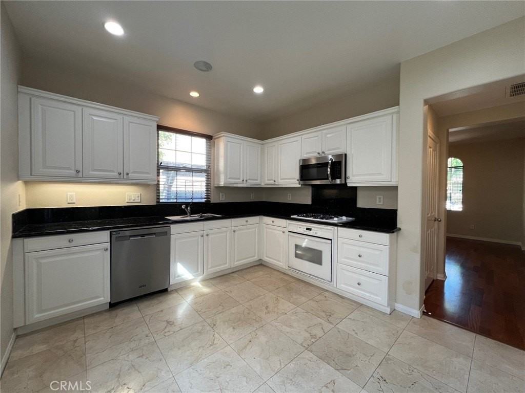 38 Gardenpath - Photo 7 of 31