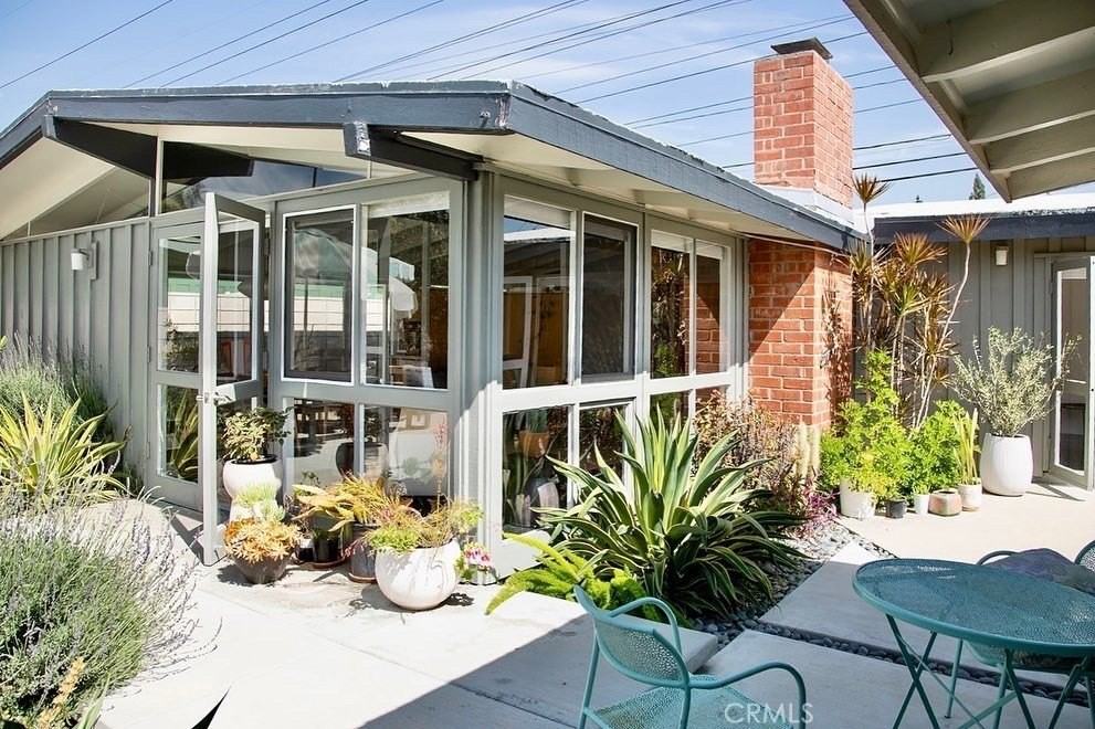 3168 Stevely Ave - Photo 4 of 43