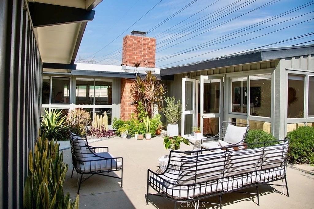 3168 Stevely Ave - Photo 5 of 43