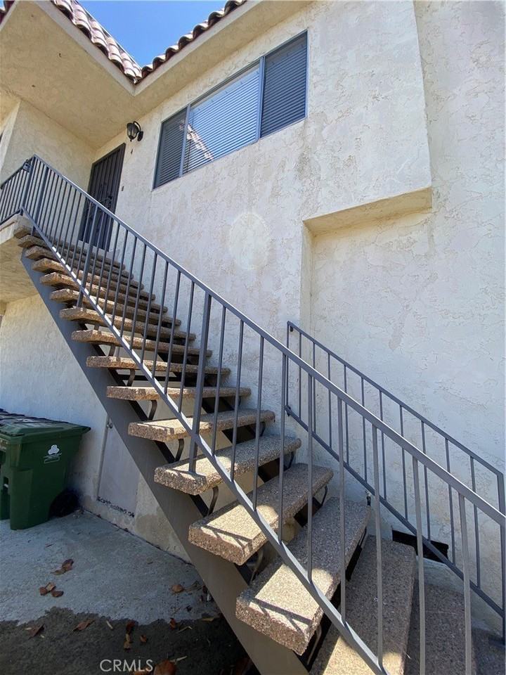 551 W 40th St - Photo 2 of 26