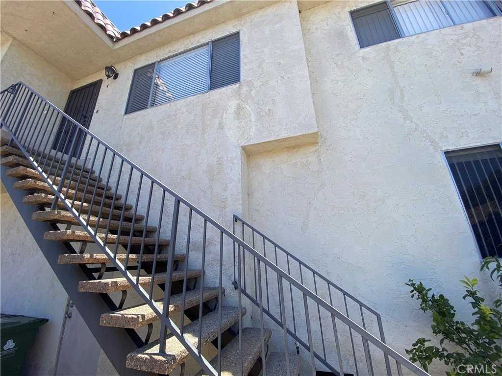 551 W 40th St - Photo 3 of 26