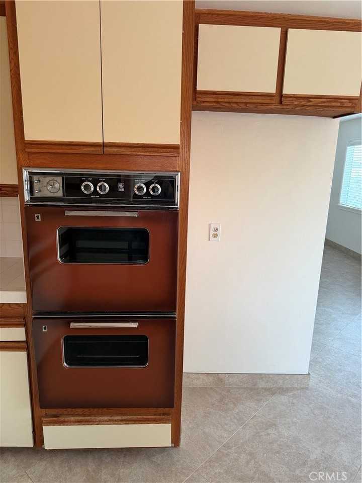 551 W 40th St - Photo 5 of 26