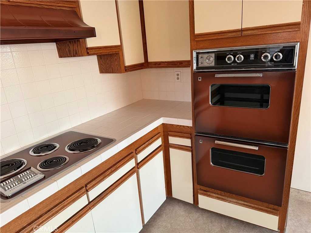 551 W 40th St - Photo 6 of 26