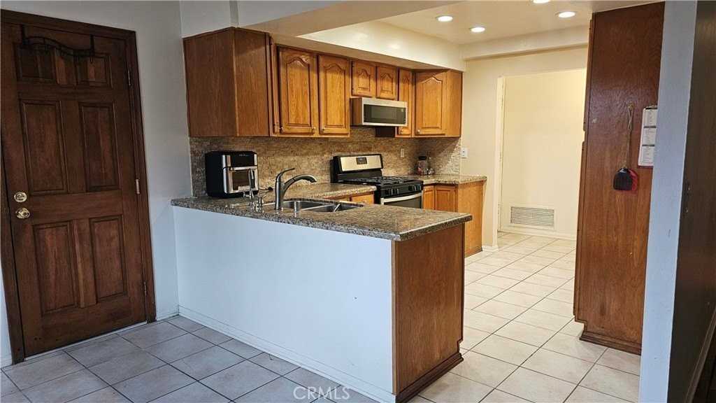 19668 Crystal Springs Ct - Photo 4 of 24