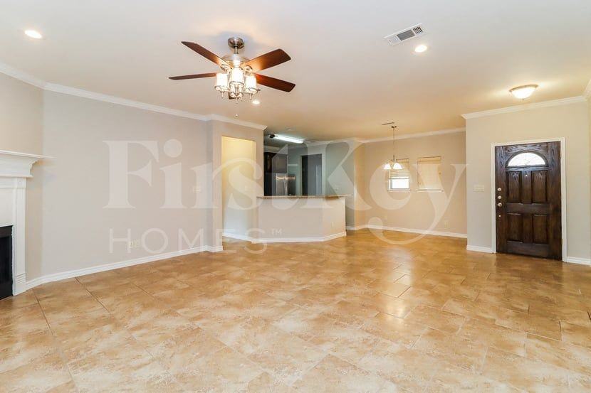 2010 Lindentree Dr - Photo 3 of 15