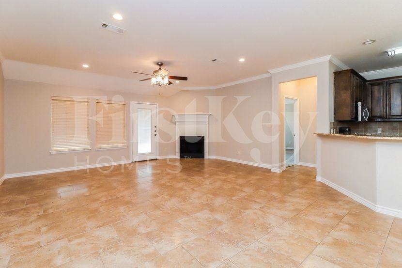 2010 Lindentree Dr - Photo 4 of 15