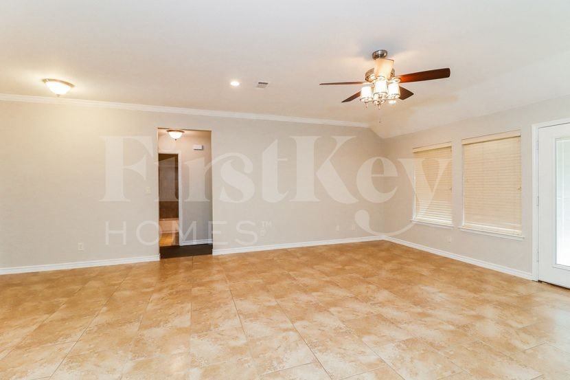 2010 Lindentree Dr - Photo 5 of 15