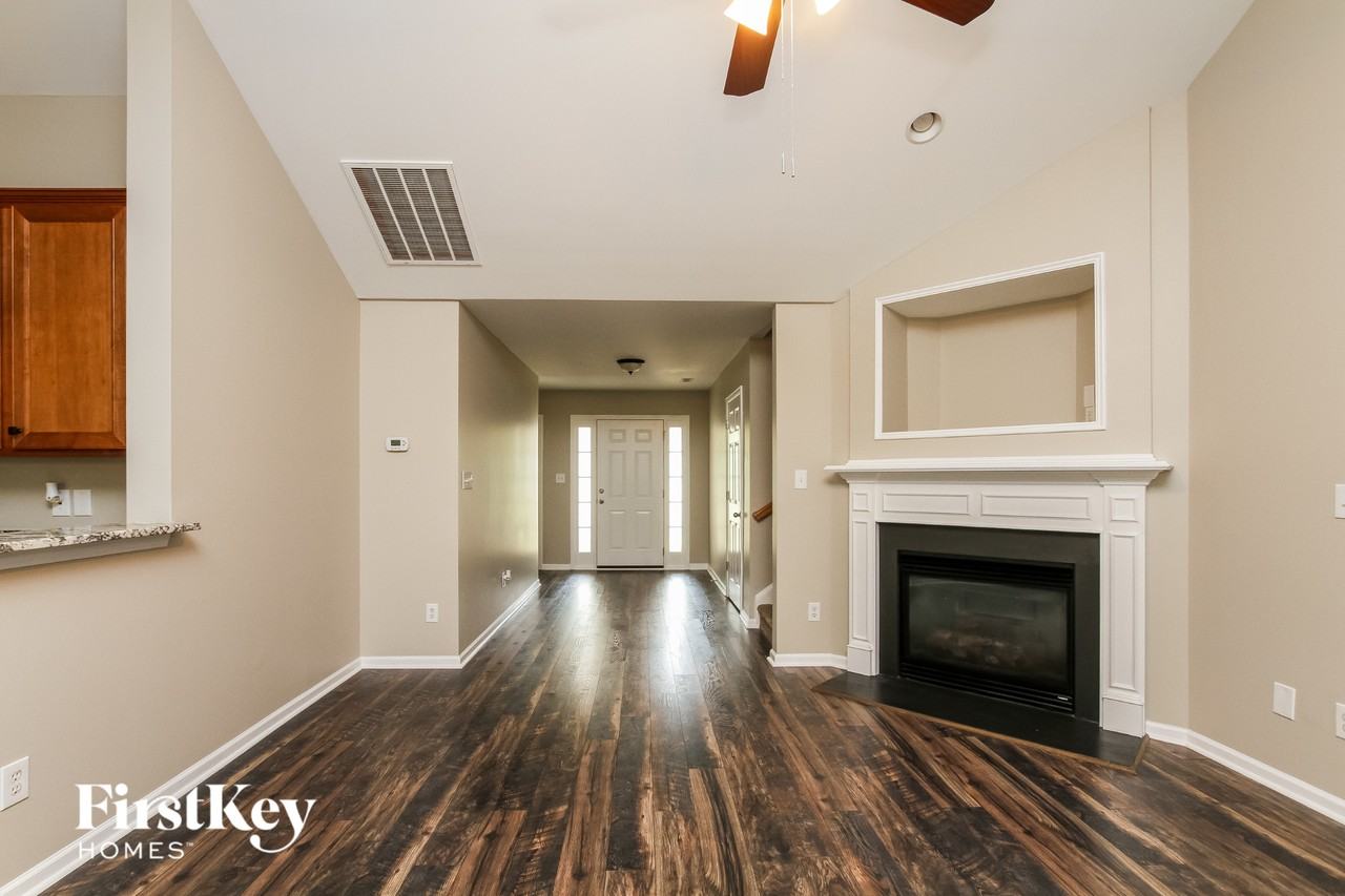 1918 Sugarbush Dr - Photo 2 of 16