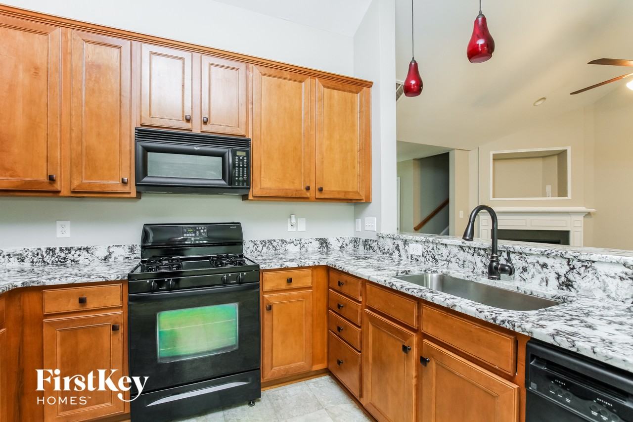 1918 Sugarbush Dr - Photo 4 of 16