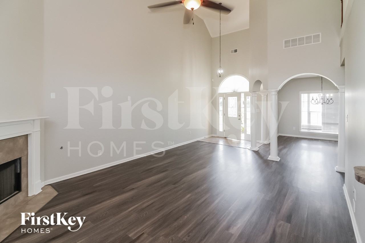 2260 Coral Tree Ln - Photo 2 of 15