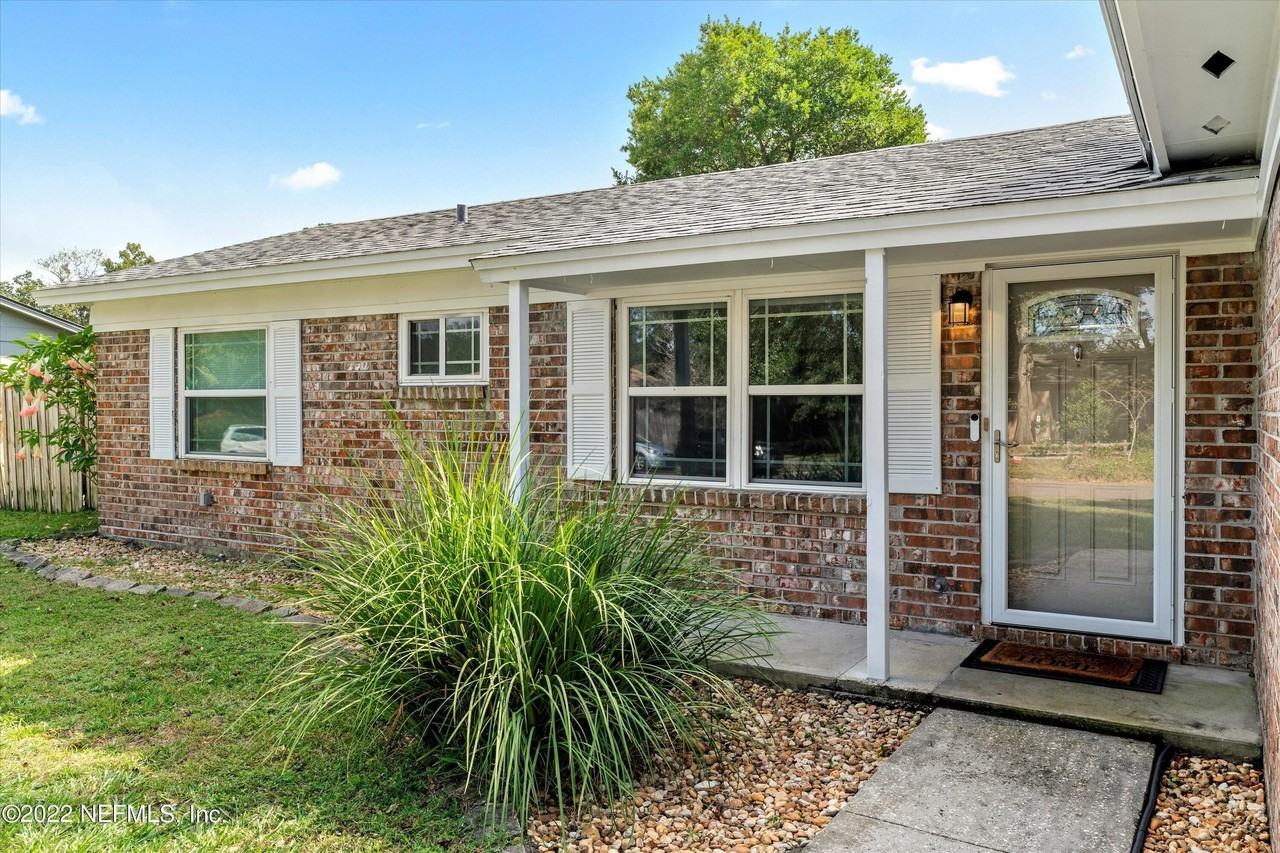 8440 Frost St N - Photo 2 of 25