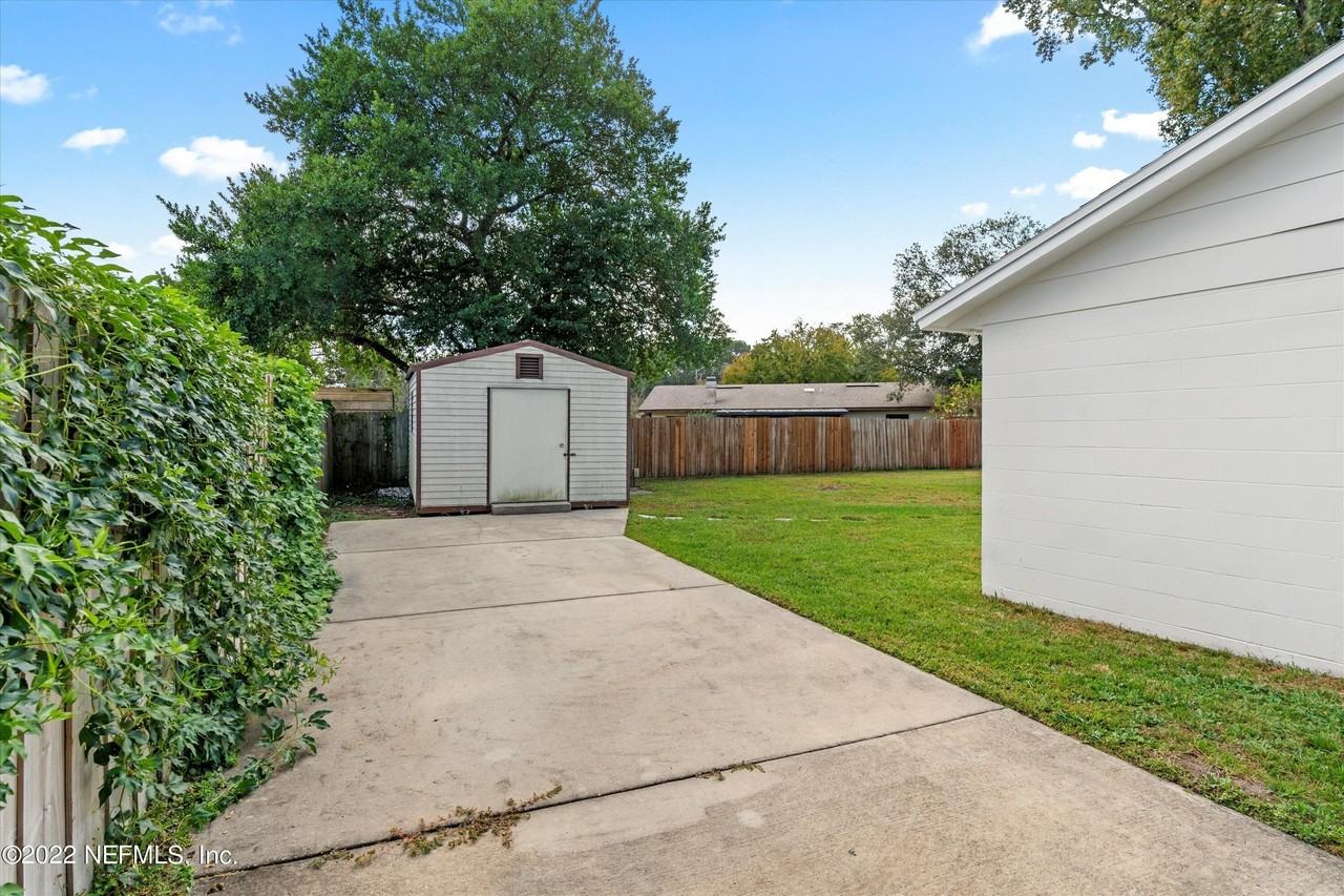 8440 Frost St N - Photo 4 of 25