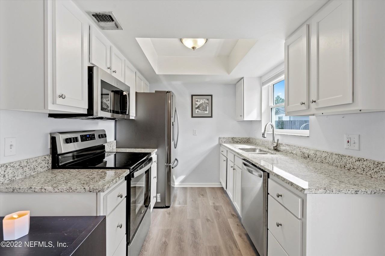 8440 Frost St N - Photo 6 of 25