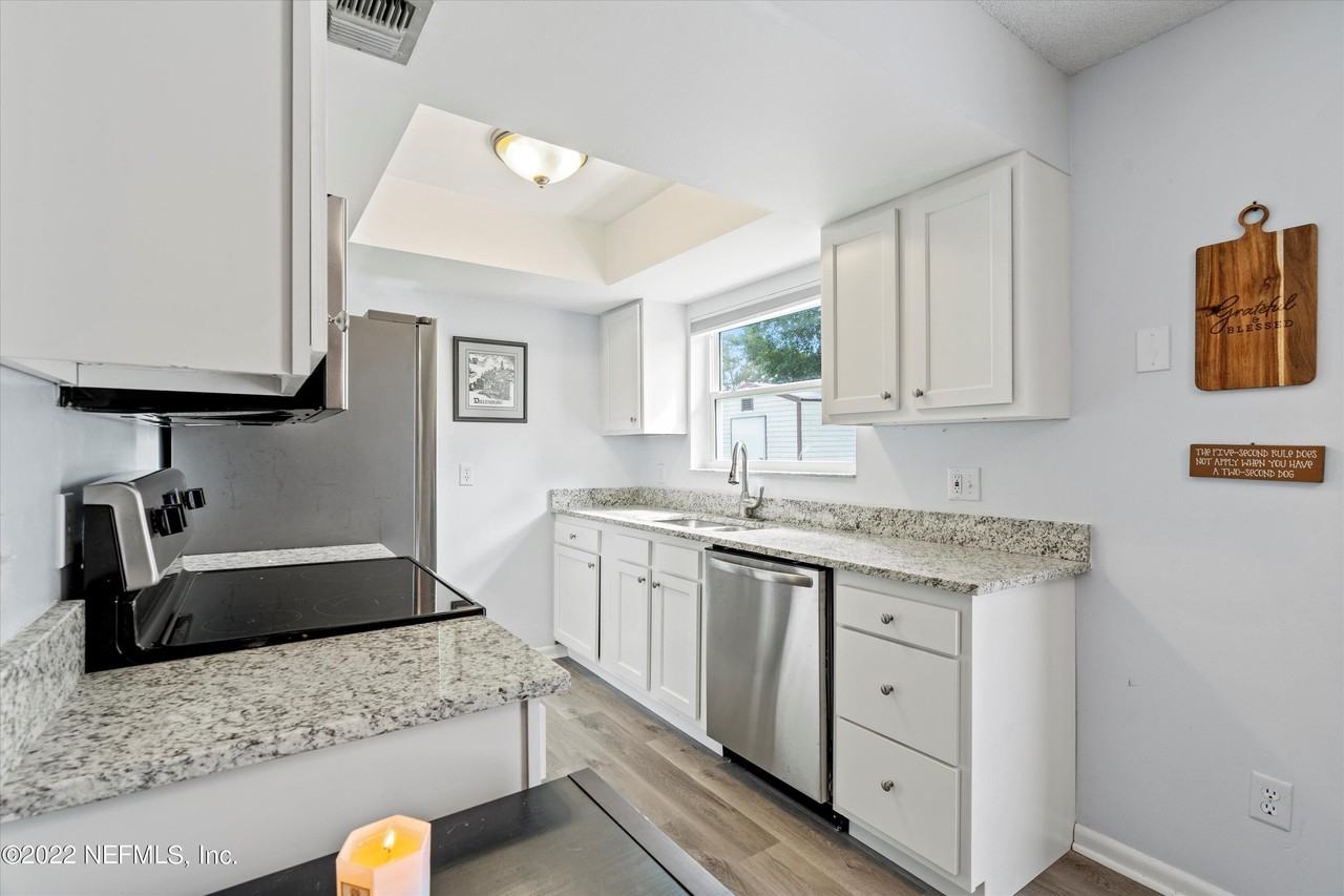 8440 Frost St N - Photo 7 of 25