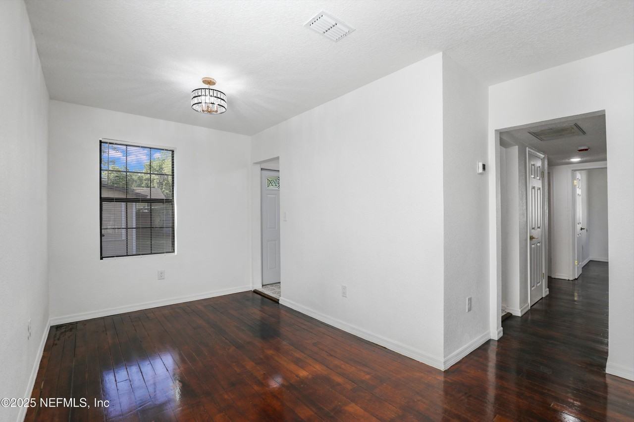 5246 Sunderland Rd - Photo 5 of 38