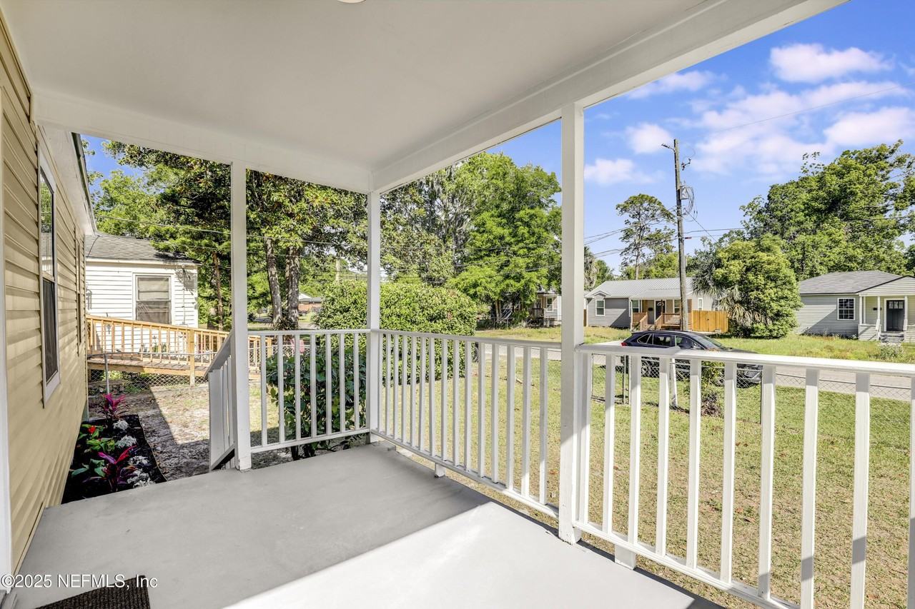 5246 Sunderland Rd - Photo 7 of 38