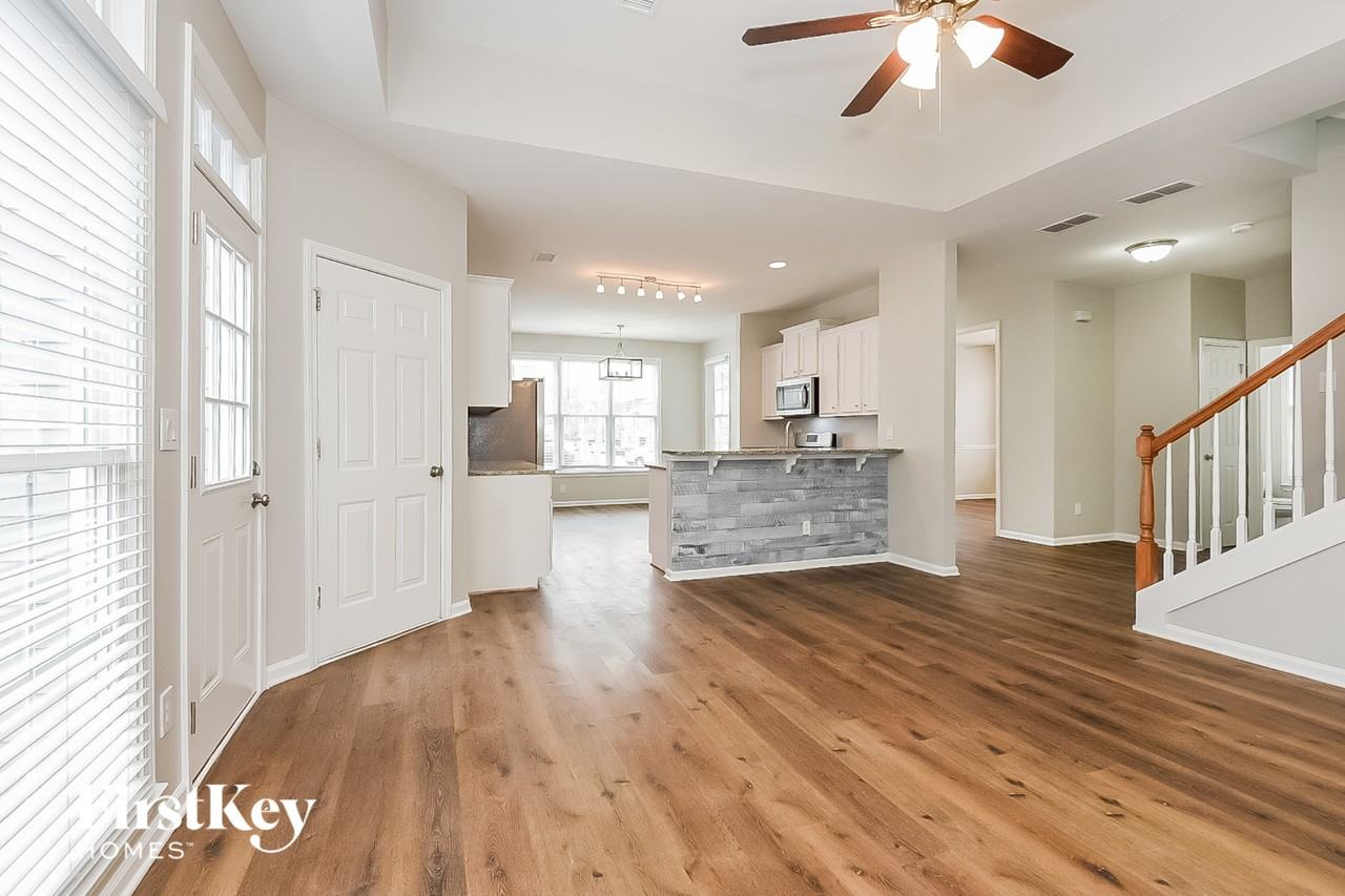 112 Market Ln - Photo 3 of 15