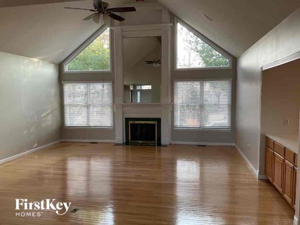 700 Meadow Cliff Dr - Photo 2 of 12