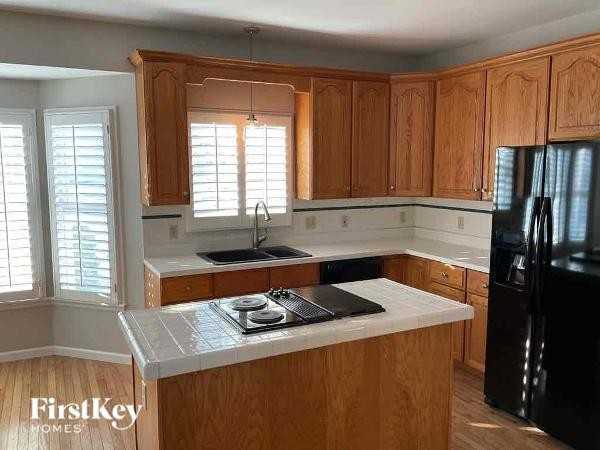 700 Meadow Cliff Dr - Photo 4 of 12