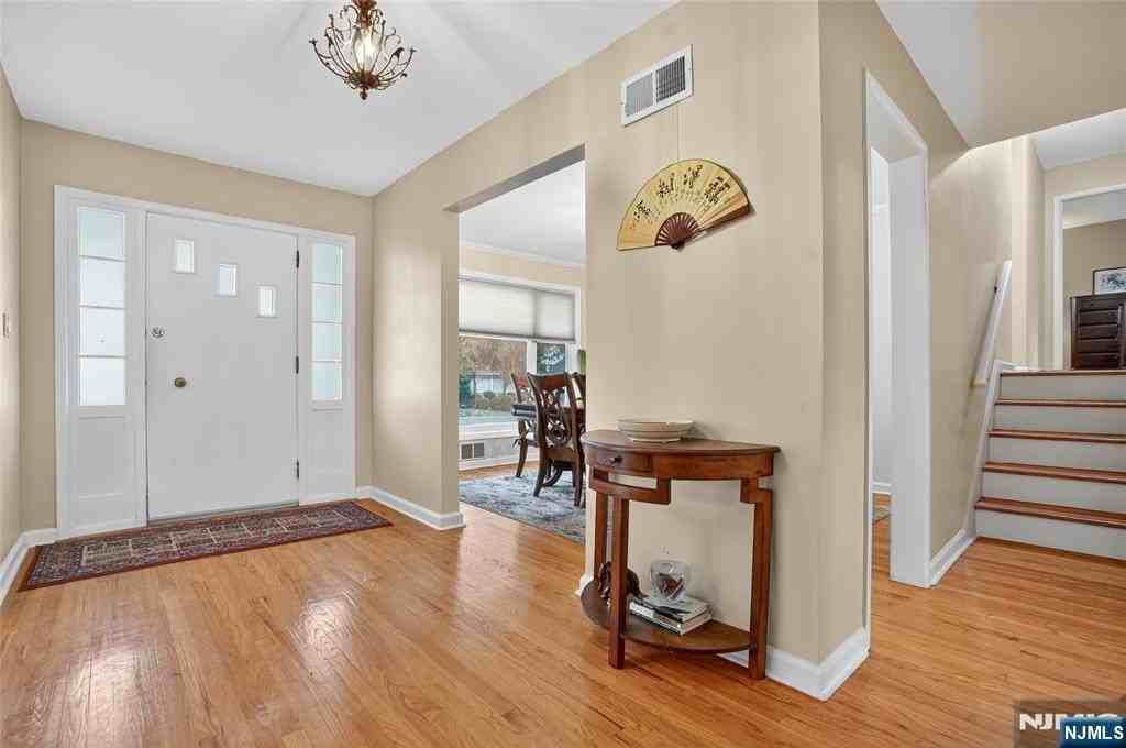 16 Greentree Ter - Photo 3 of 24