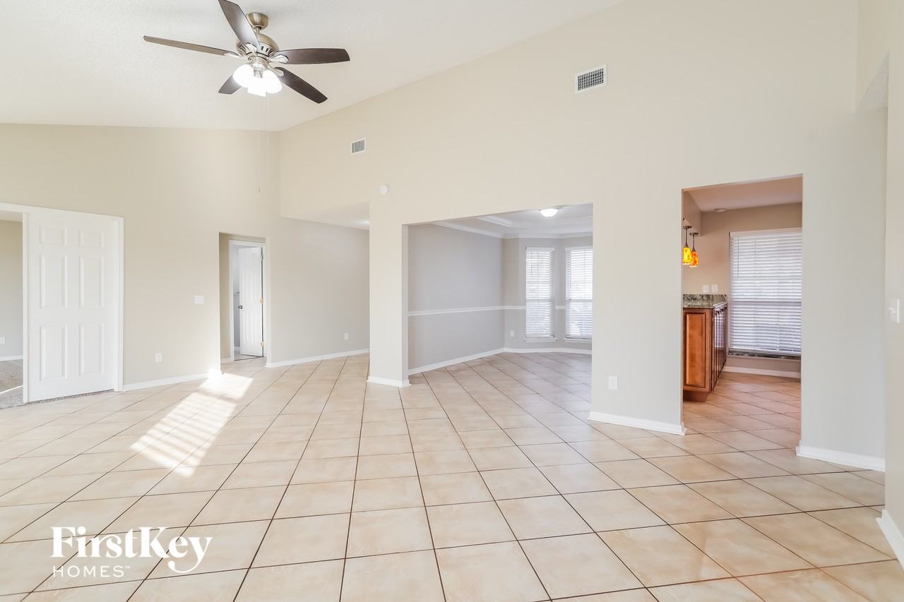 8726 Bandera Cir S - Photo 4 of 15