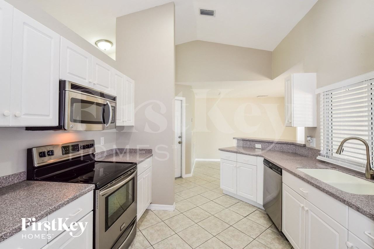 4618 Sw 17th Pl - Photo 5 of 15