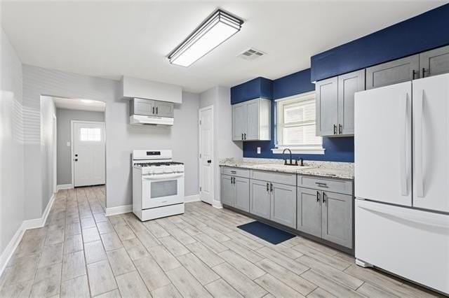 240 Angela Ave - Photo 4 of 15