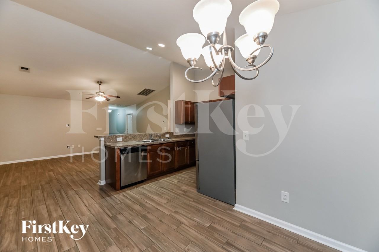 215 Coosawatchie St - Photo 5 of 16