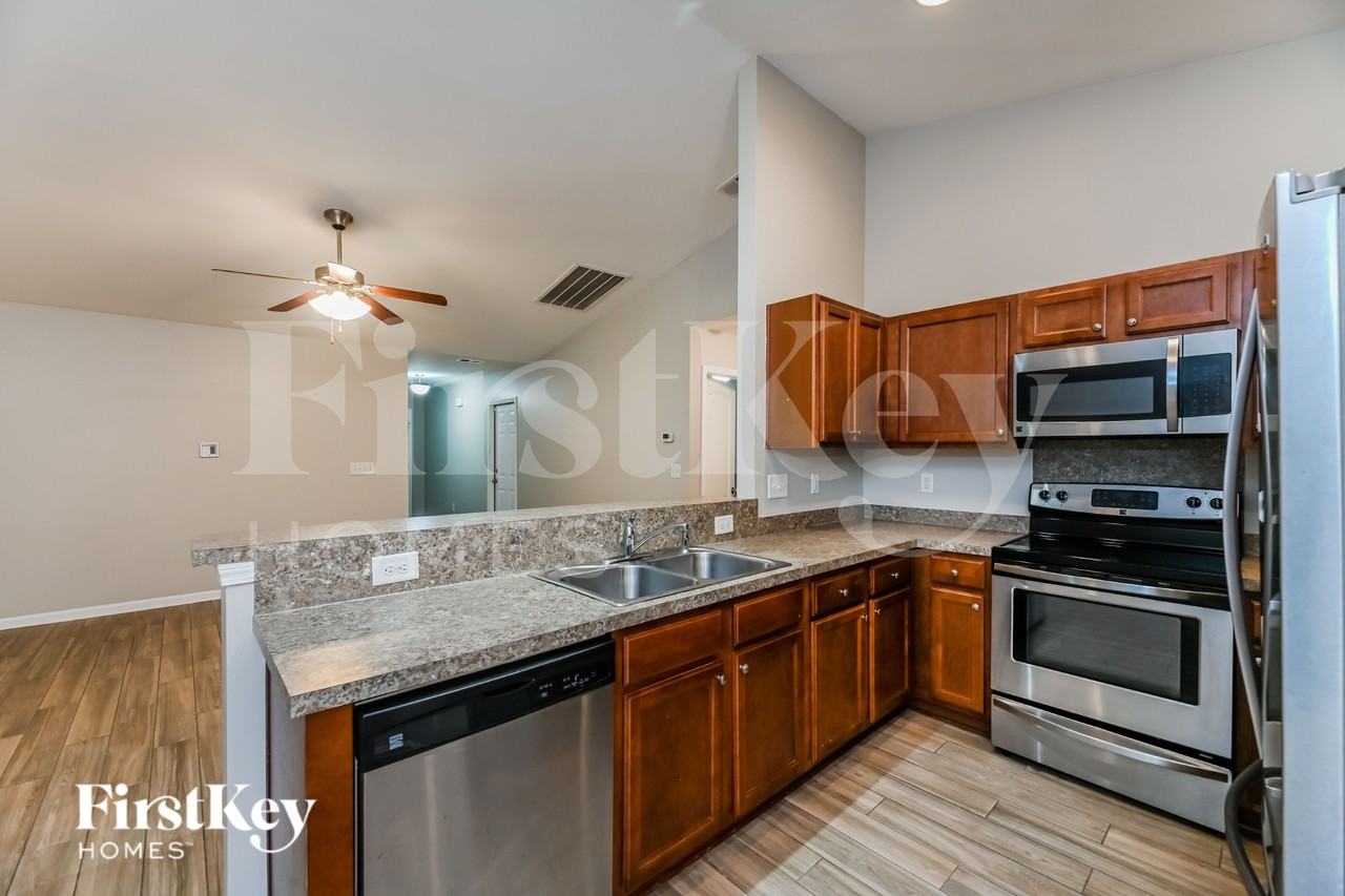 215 Coosawatchie St - Photo 6 of 16