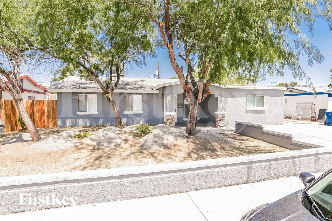 5604 W Bartlett Ave - Photo 2 of 15