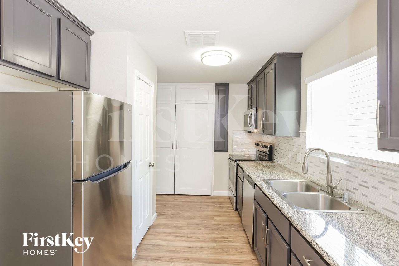 5604 W Bartlett Ave - Photo 5 of 15