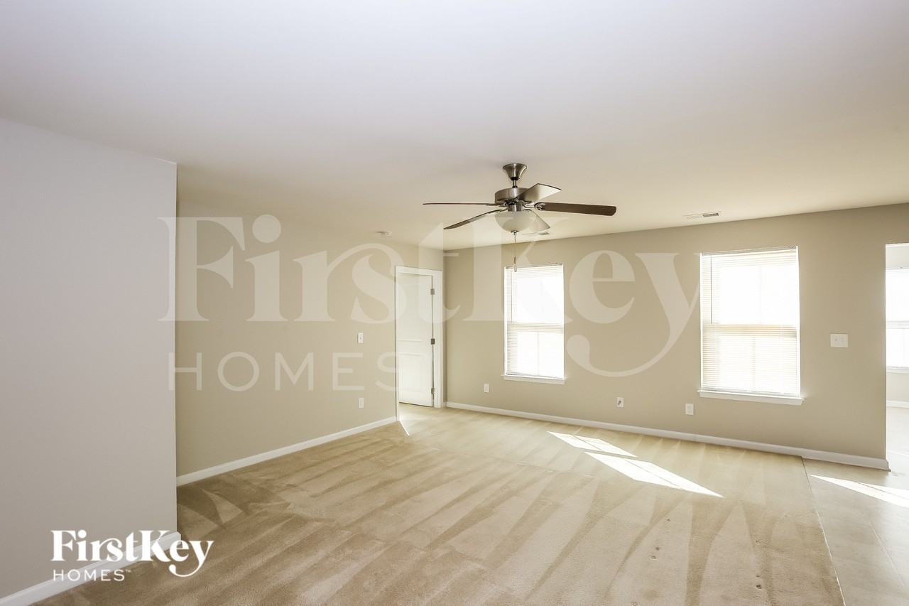 1512 Scarbrough Cir Sw - Photo 4 of 16