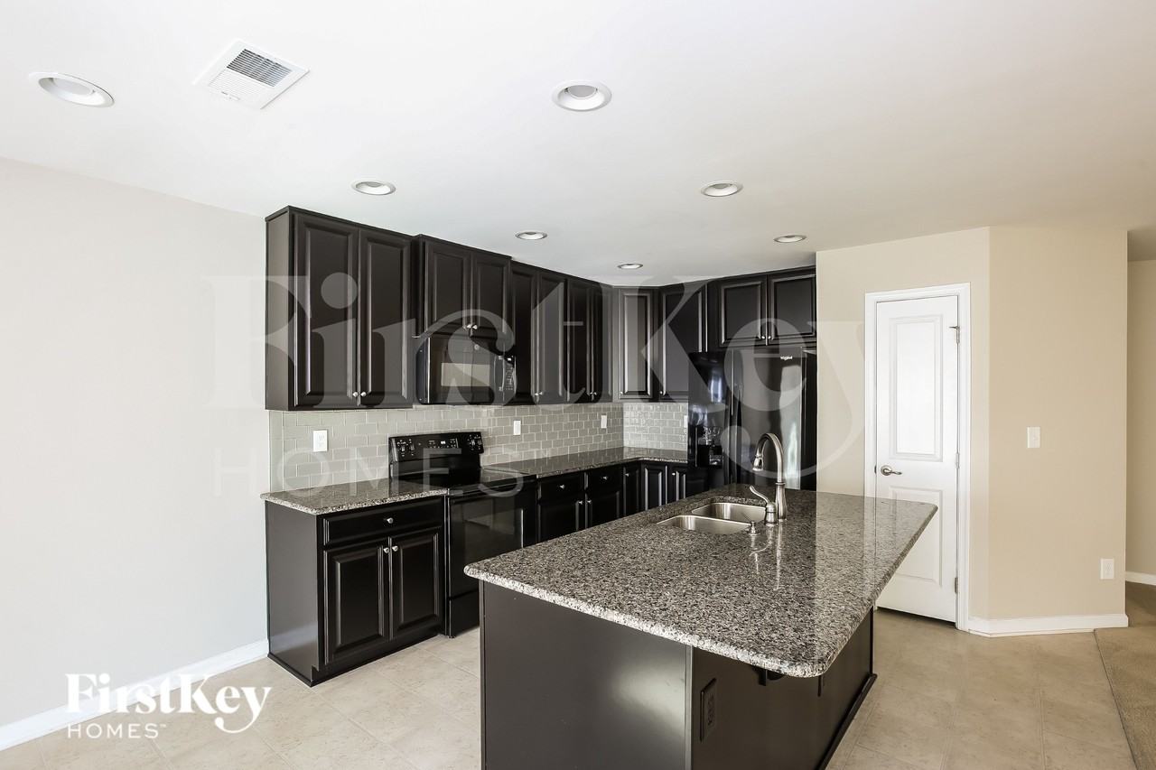 1512 Scarbrough Cir Sw - Photo 7 of 16