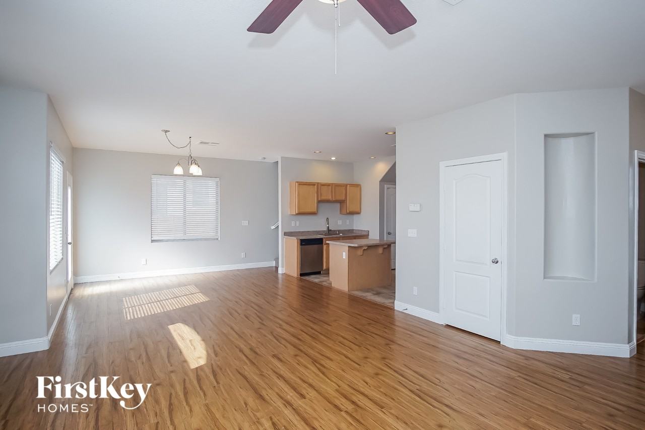 667 Baffin Island Rd - Photo 3 of 15