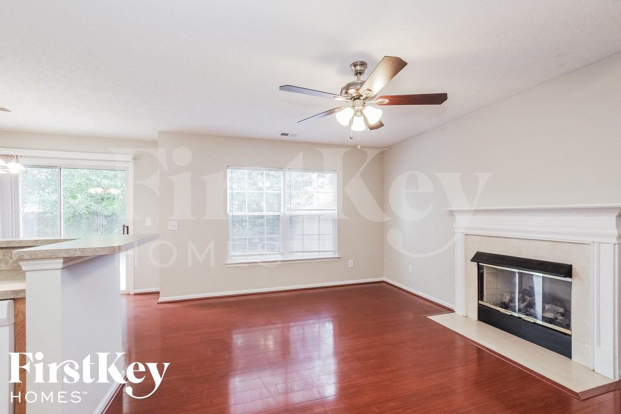 4609 Sedgelane Dr - Photo 3 of 15