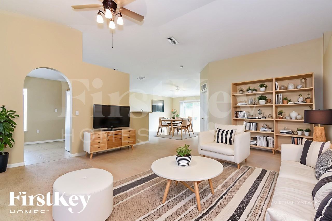 3634 Queens Cove Blvd - Photo 5 of 19