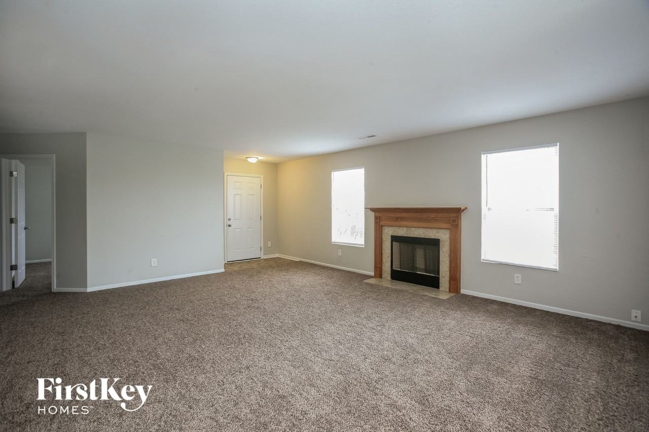 1315 Shadetree Ln - Photo 4 of 15